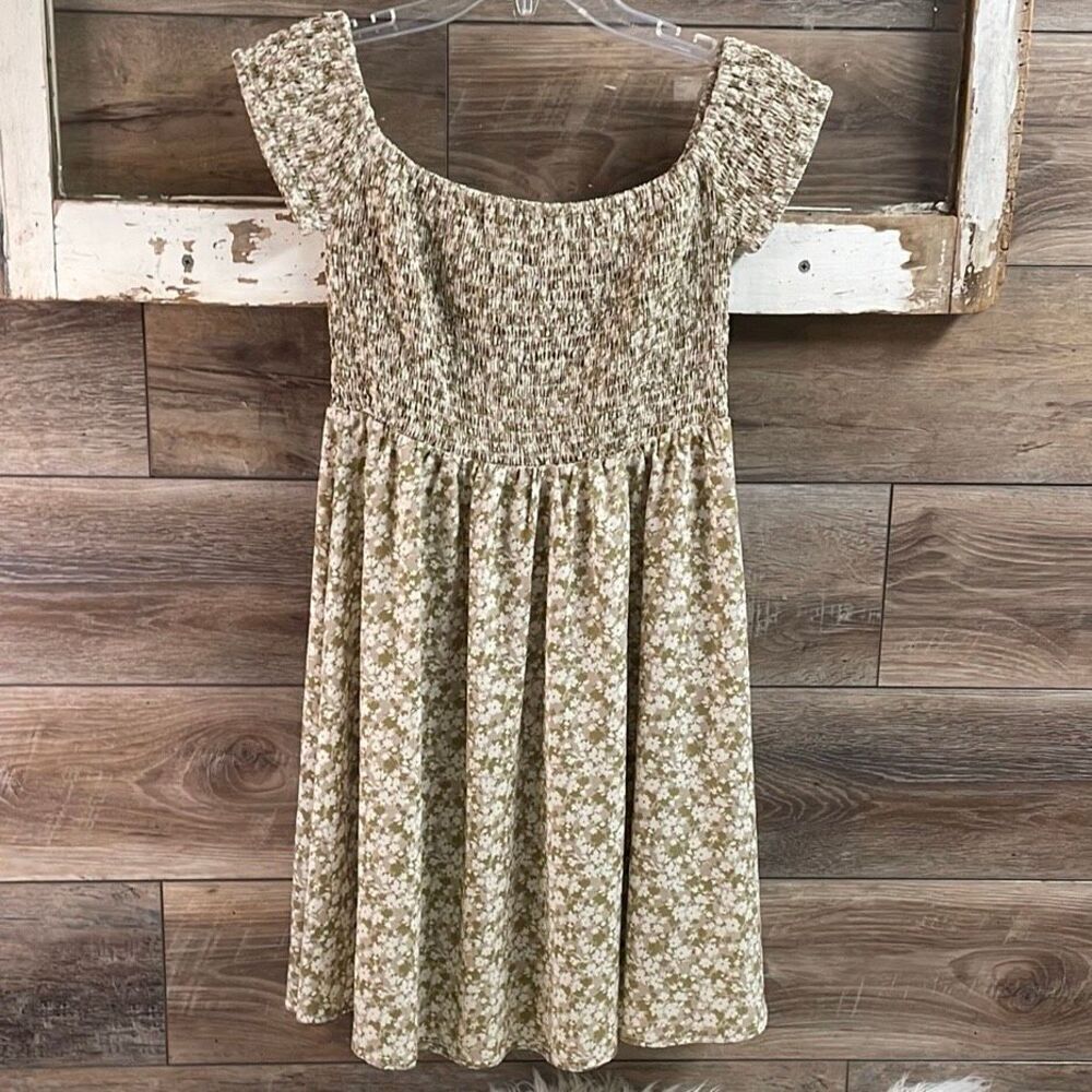 SIMPLEE Womens Smocked Off On Shoulder Dress Short Size Large Tan White